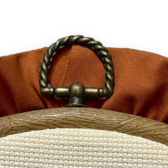 Vintage Chow Chow Needlepoint Circle Framed 8.5” Dog Portrait Wall Hanging Art - Picture 2 of 4